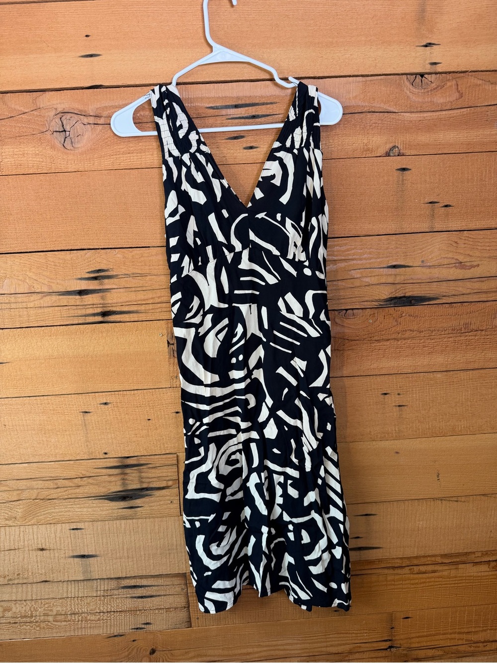 Abstract Black and Cream V‑Neck Midi Dress